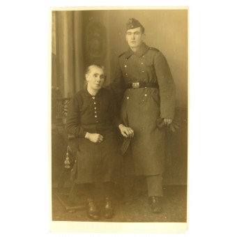 Studio foto, Wehrmacht soldaat in overjas met moeder. Espenlaub militaria